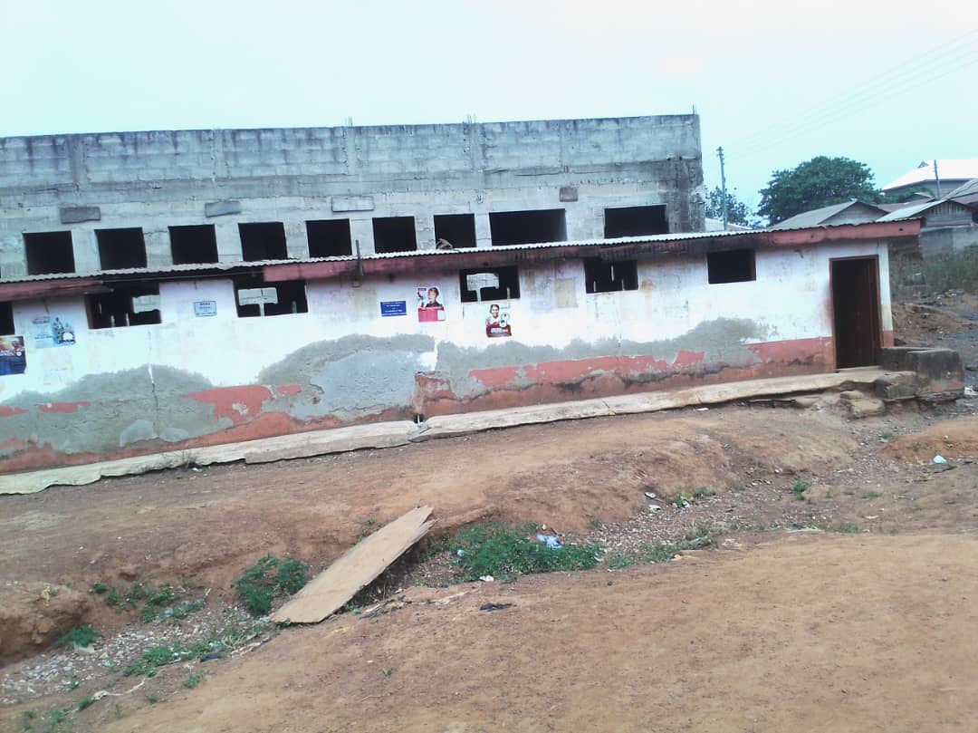 WOMEN IN AHAFO MIM ZONGO HORRIFIED AS BOTH MALES AND FEMALES RESORT TO A SINGLE-TOILET UNIT AND A DEATH TRAP STRUCTURE